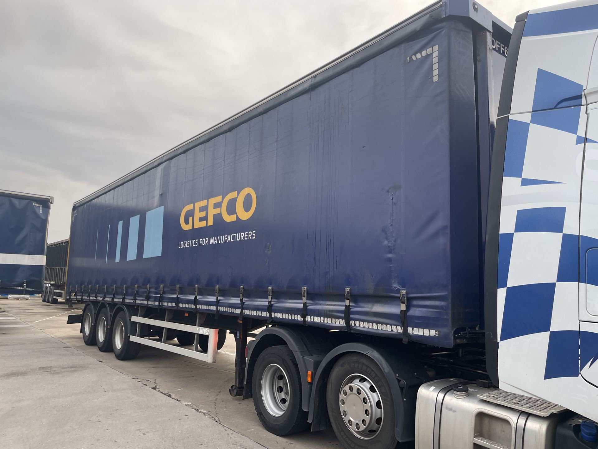 SDC 13.6m long Tri-Axle Curtainside Trailer, registration no. C210919, trailer ID no. - Image 4 of 9