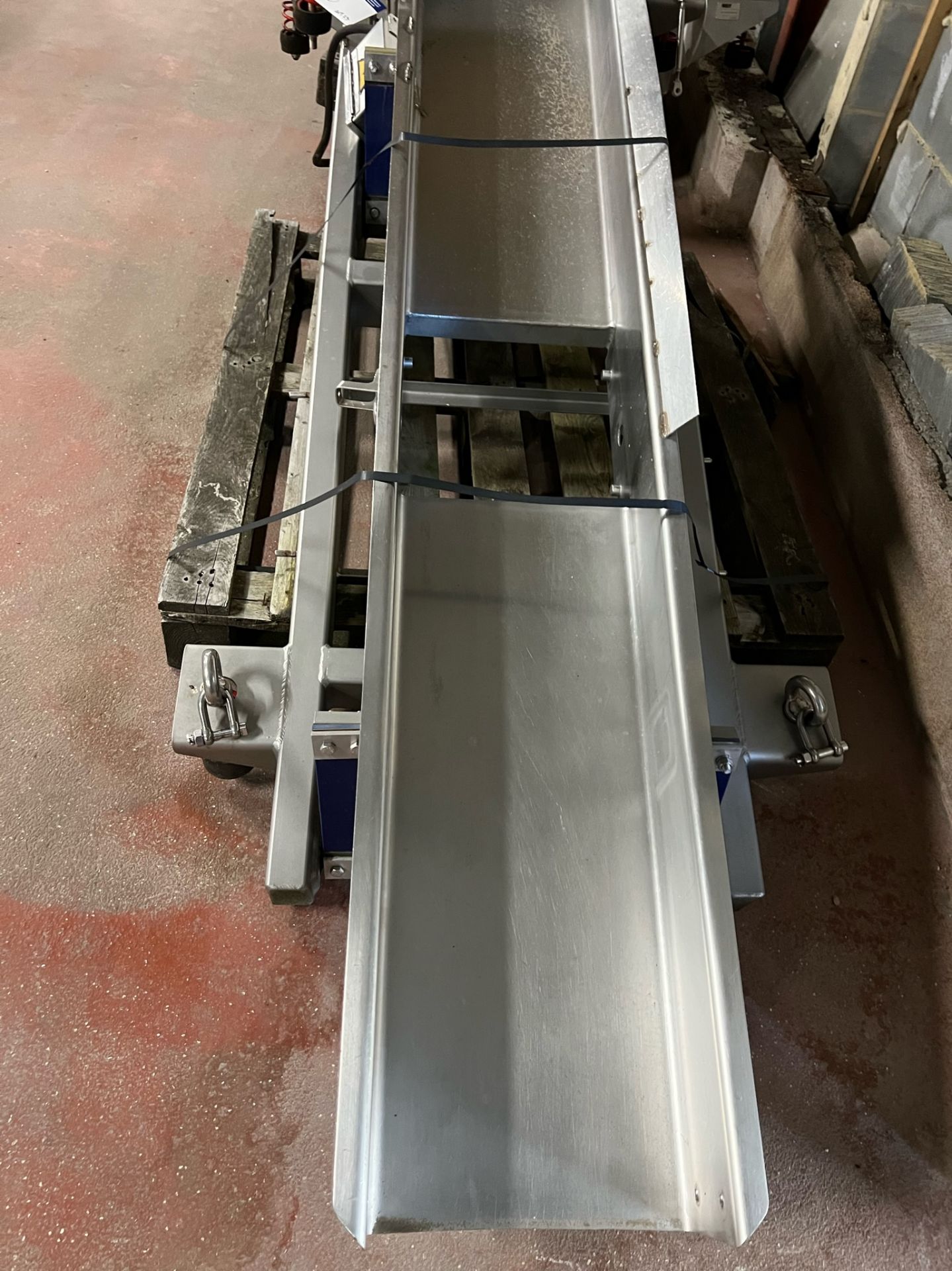 Isoflo Vibratory Conveyor Shaker, with fluted infeed, approx. 30cm wide x 2m long Please read the - Image 2 of 3
