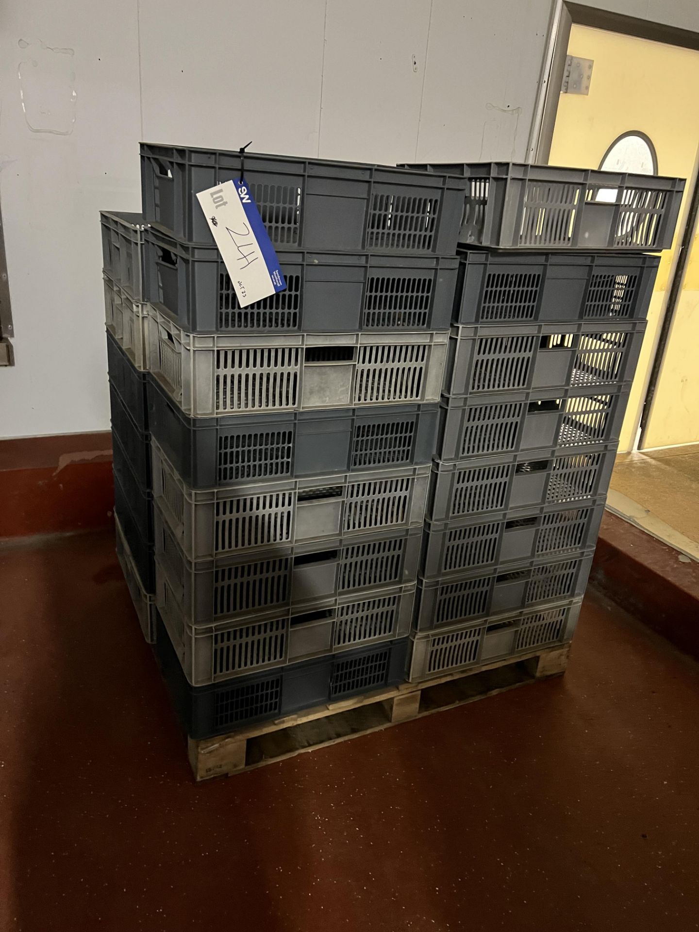 Pallet, containing 37 plastic trays, approx. 40cm x 60cm x 17cm Please read the following