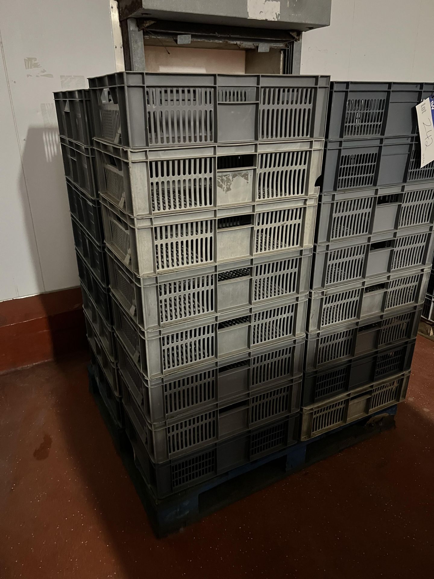 Pallet, containing 40 plastic trays, approx. 40cm x 60cm x 17cm Please read the following - Image 2 of 2