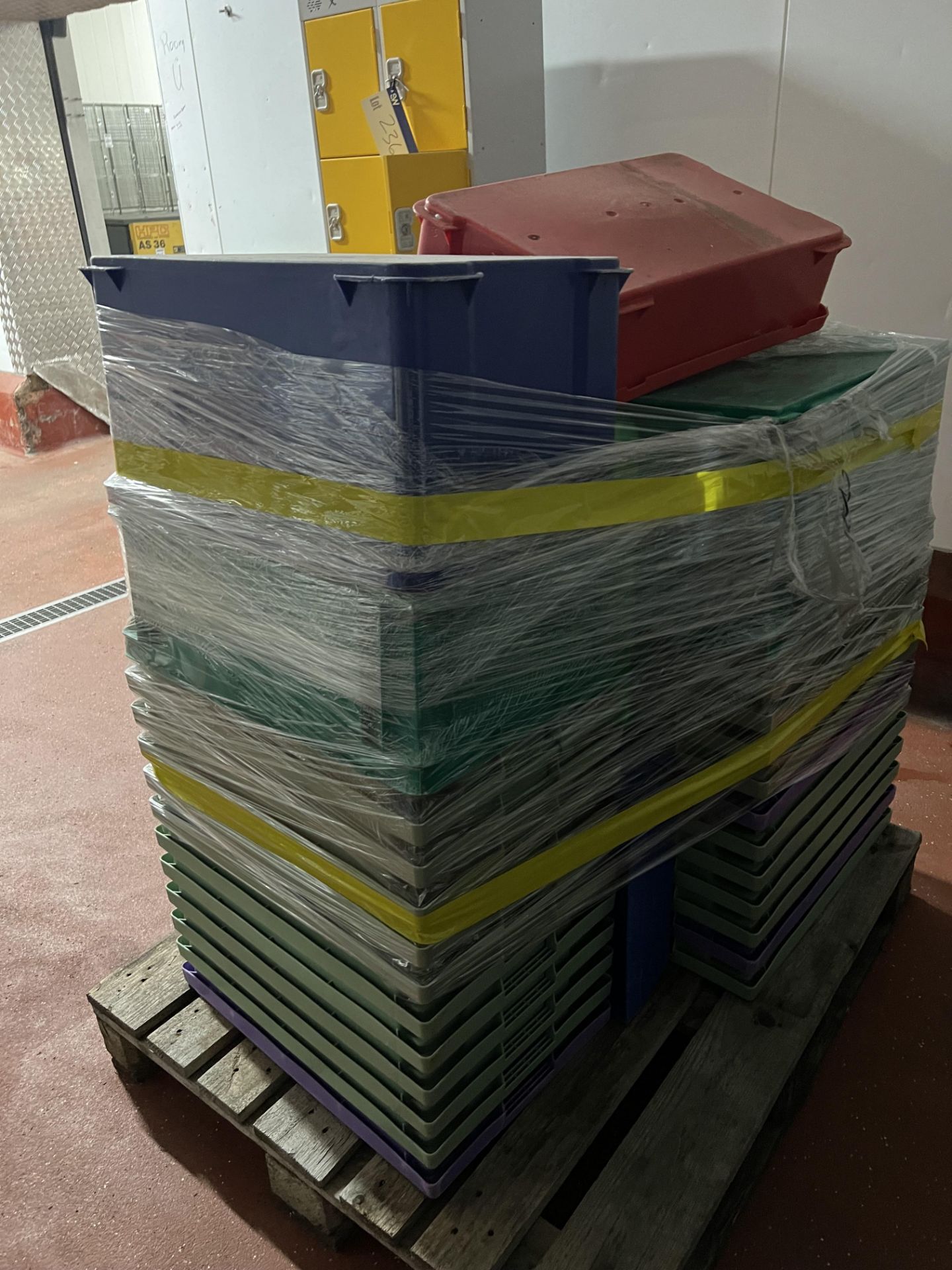 Pallet, containing assorted plastic trays and lids Please read the following important notes:- *** - Image 2 of 3