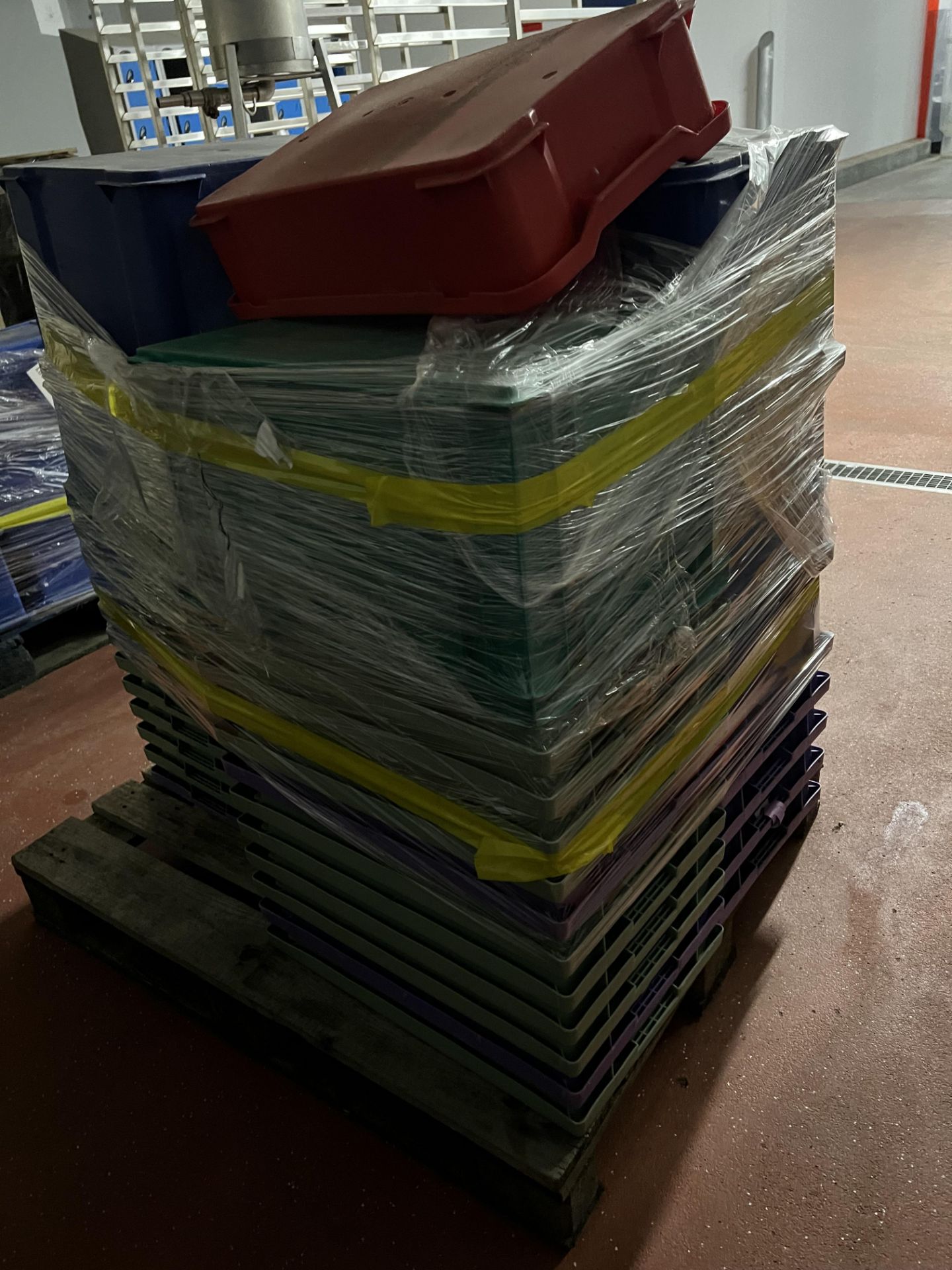 Pallet, containing assorted plastic trays and lids Please read the following important notes:- *** - Image 3 of 3