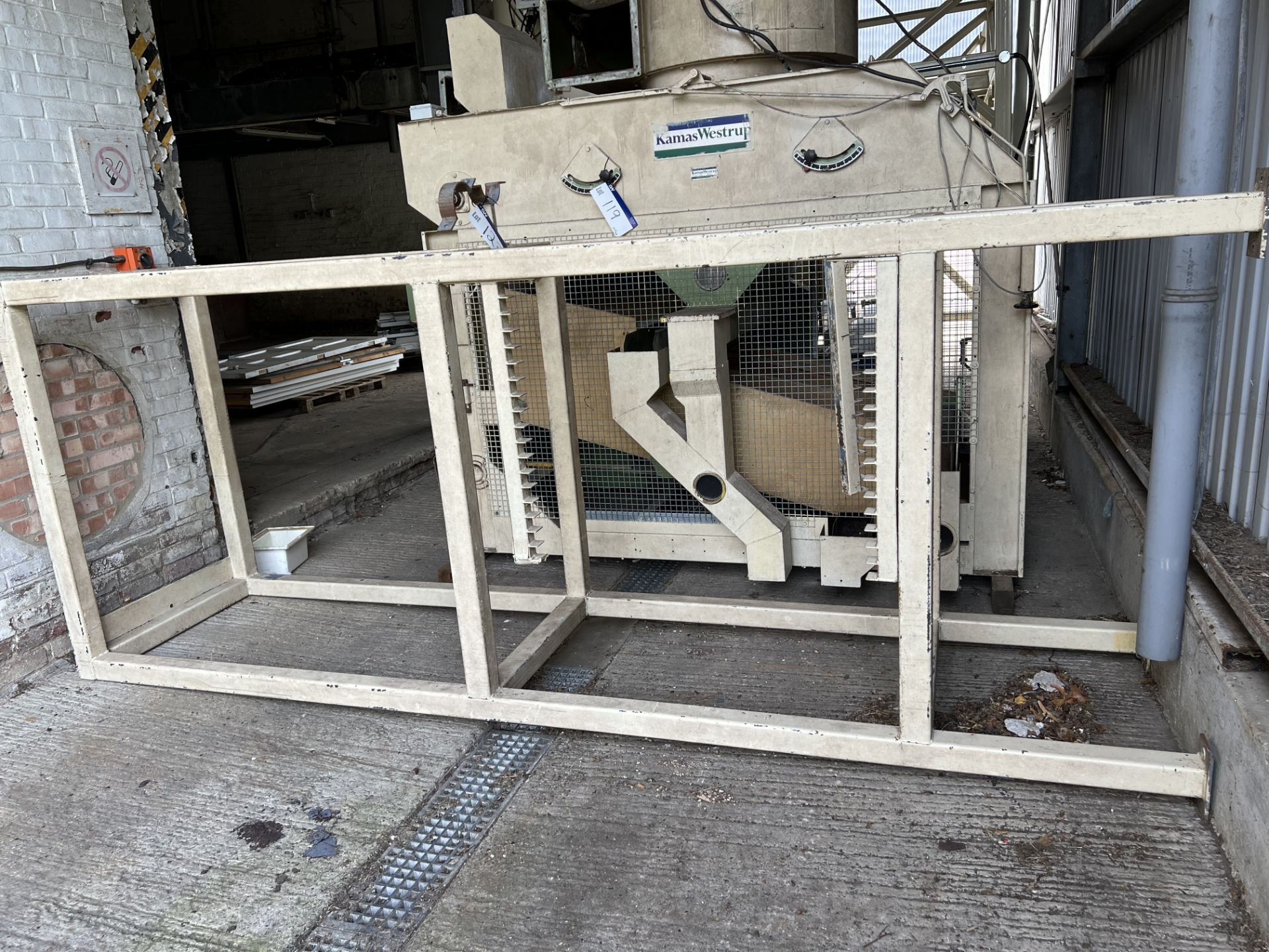 Painted Gantry/ Frame, approx. 1.45m x 0.9m x 3.8m high Please read the following important