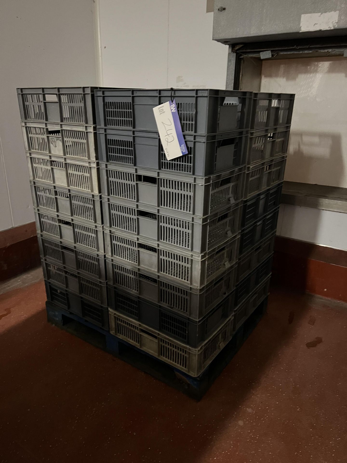 Pallet, containing 40 plastic trays, approx. 40cm x 60cm x 17cm Please read the following