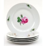 5 Meissen-Beilagenteller, Rote Rose, 2 Schleifstriche, Unterglasur blaue Schwertermarke, Dm. 21 cm