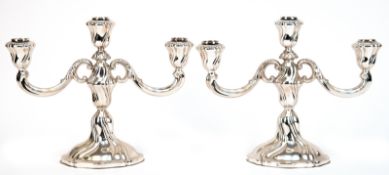 Paar Leuchter,  3-flammig, 835er Silber, Dresdner Barock, ovaler, geschweift gerippter Fuß gefüllt,