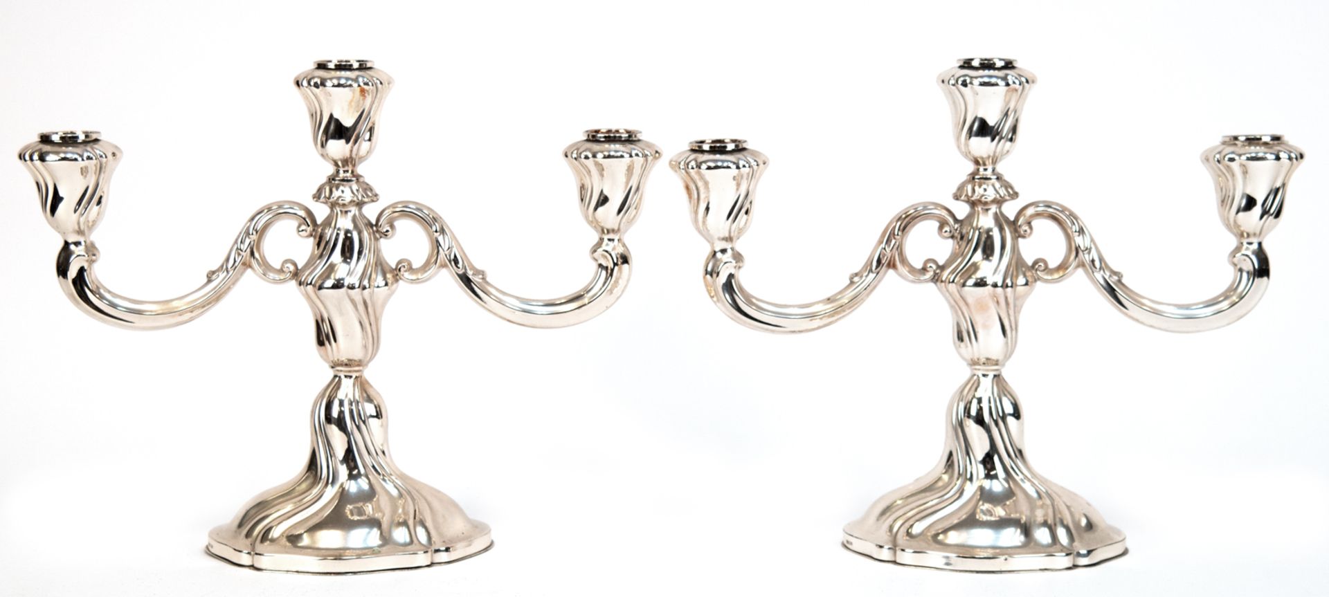 Paar Leuchter, 3-flammig, 835er Silber, Dresdner Barock, ovaler, geschweift gerippter Fuß gefüllt,