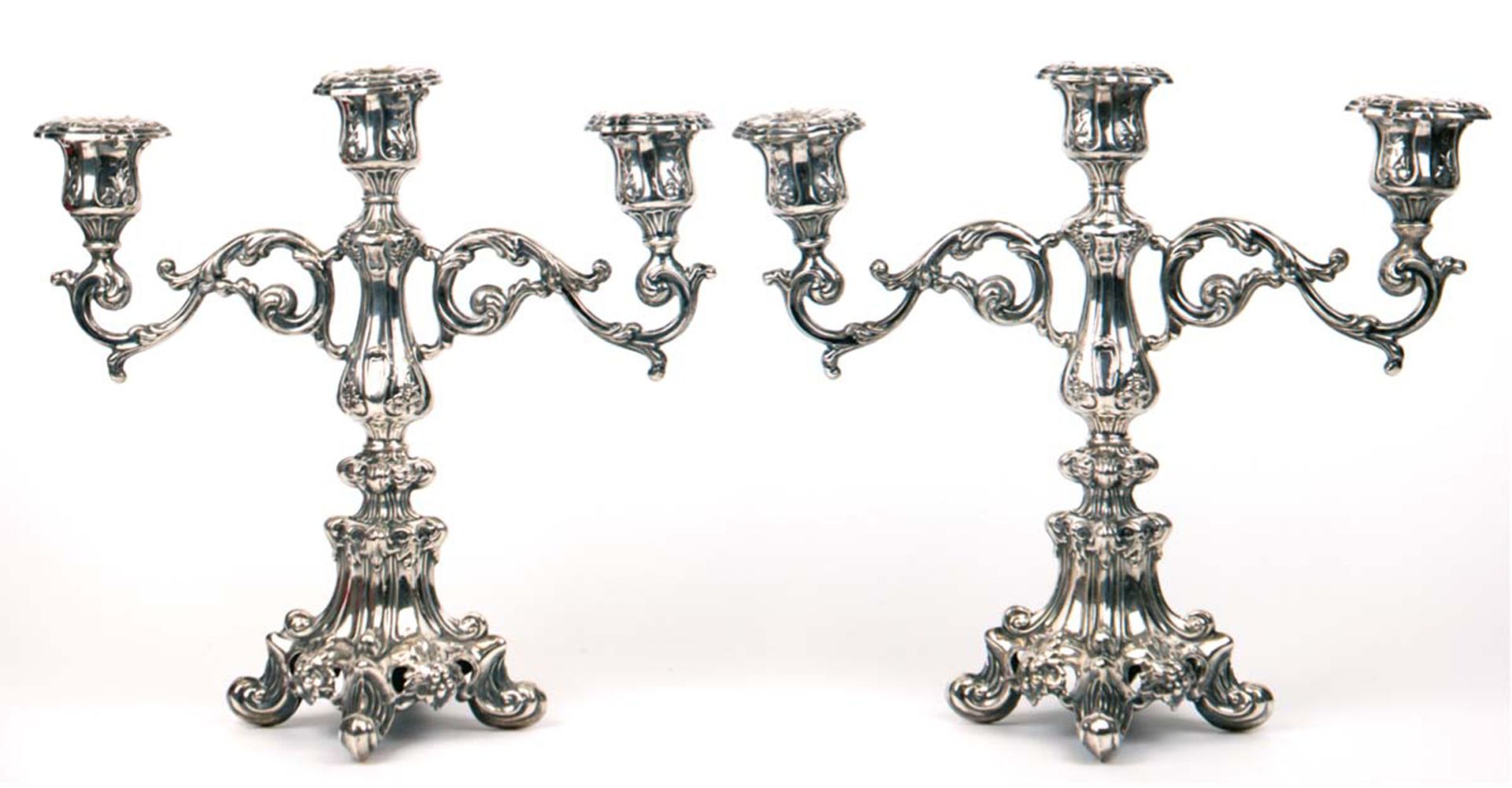 Paar Kerzenleuchter im Barockstil, 800er Silber, punziert, beschwerter Stand, floral reliefiert, he