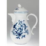 Meissen-Mokkakanne,, Blumendekor in Blaumalerei, blaue Schwertermarke mit 2 Schleifstrichen, H. 22