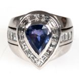 Ring, 900er Platin, besetzt mit tropfenförmig facettiertem Saphir von 2,93 ct. und 16 Diamanten im