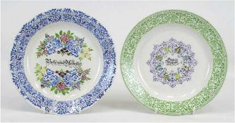 2 Teller, Steingut um 1900, mit Floraldruck und Spruch "Bete und Arbeite" u. "Guten Appetit", 1x Ri