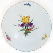 Meissen-Tortenplatte, Bunte Blume 2 mit Goldrand, Neuer Ausschnitt, blaue Schwertermarke mit 2 Schl
