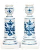 2 Meissen-Kerzenleuchter, Zwiebelmuster, 1. Wahl, Unterglasurblaue Schwertermarke, H. 15,5 cm