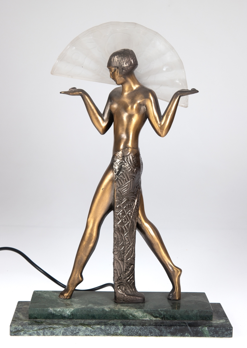 Art Deco-Lampe, figürlich, auf getrepptem, grünem Marmorsockel stehende Tänzerin mit Hüfttuch einen