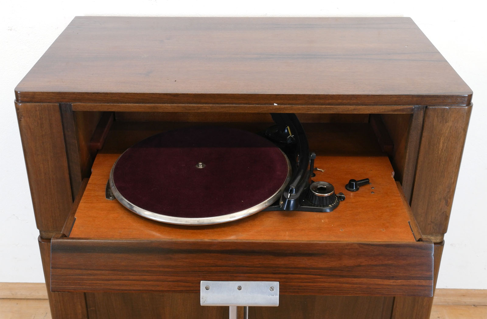 Art-Deco-Plattenspielerschrank für Schellackplatten, um 1930, Nußbaum, Gehäuse aufgearbeitet, 2-tür - Image 3 of 3