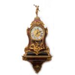 Boulle-Uhr auf Konsole, Frankreich 19. Jh., im Louis XIV-Stil, ebonisiertes Holzgehäuse mit reichen