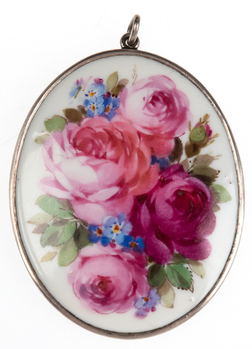 Meissen-Anhänger, oval, in Silber-Fassung, mit Blumenmalerei, Ges.-L. 6,5 cm