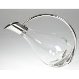 Weinkaraffe, gebauchter Glaskorpus mit 925er Silbermontierung, übergreifender gebogener Henkel, L.