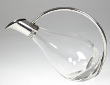 Weinkaraffe, gebauchter Glaskorpus mit 925er Silbermontierung, übergreifender gebogener Henkel, L. 