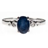 Ring, WG 14 kt., ovaler, blauer Saphir ca. 7 x 5 mm, flankiert von 2 kleinen Brillanten, RG 52, Inn