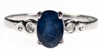 Ring, WG 14 kt., ovaler, blauer Saphir ca. 7 x 5 mm, flankiert von 2 kleinen Brillanten, RG 52, Inn