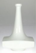KPM-Vase, weiß, über rundem Stand rechteckiger Korpus mit langem, sich verjüngendem Hals, H. 21 cm