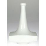 KPM-Vase, weiß, über rundem Stand rechteckiger Korpus mit langem, sich verjüngendem Hals, H. 21 cm