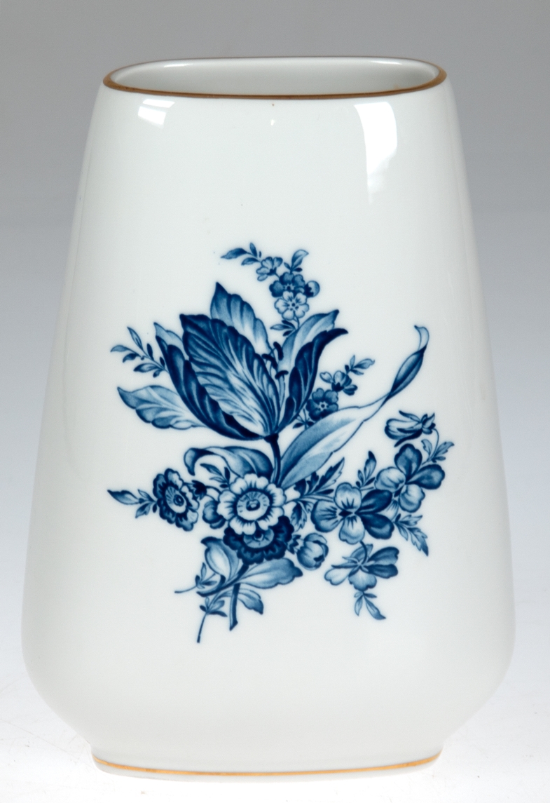 Meißen-Vase mit Blaumalerei und Goldrändern, Schauseite mit Blumenbukett, rückseitig Insekt und Str