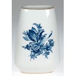 Meißen-Vase mit Blaumalerei und Goldrändern, Schauseite mit Blumenbukett, rückseitig Insekt und Str