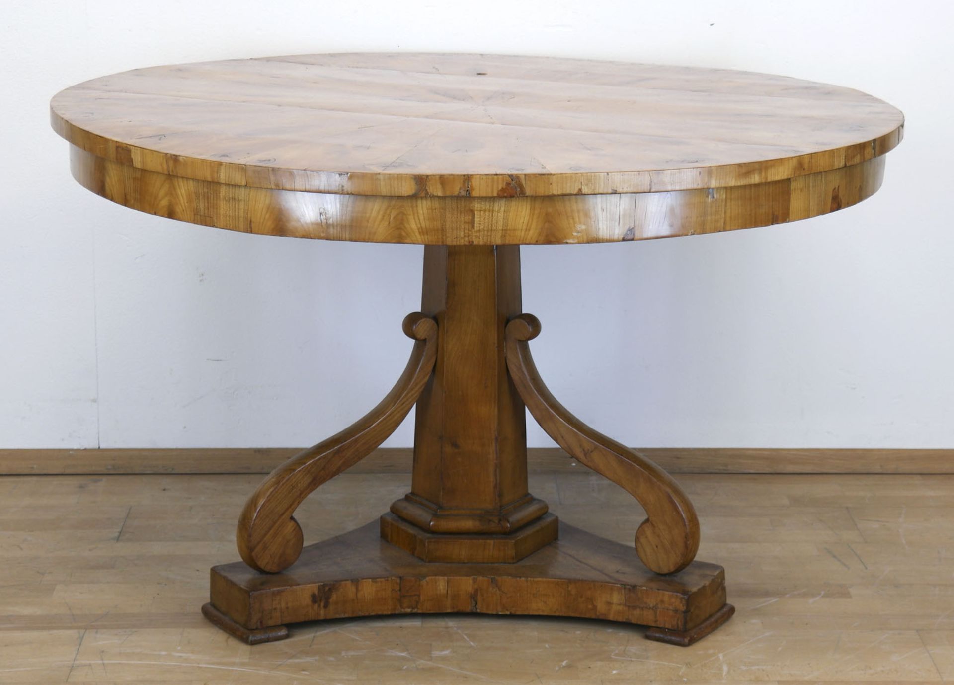 Biedermeier-Tisch, Kirsche furniert, über 3-passig eingebogter Fußplatte 6-kantige Säule mit 3 Volu
