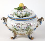 Meissen-Terrine, 18. Jh., rund, farbige Aufglasurmalerei, mit Goldstaffage, Reliefdekor Dulong, Dec