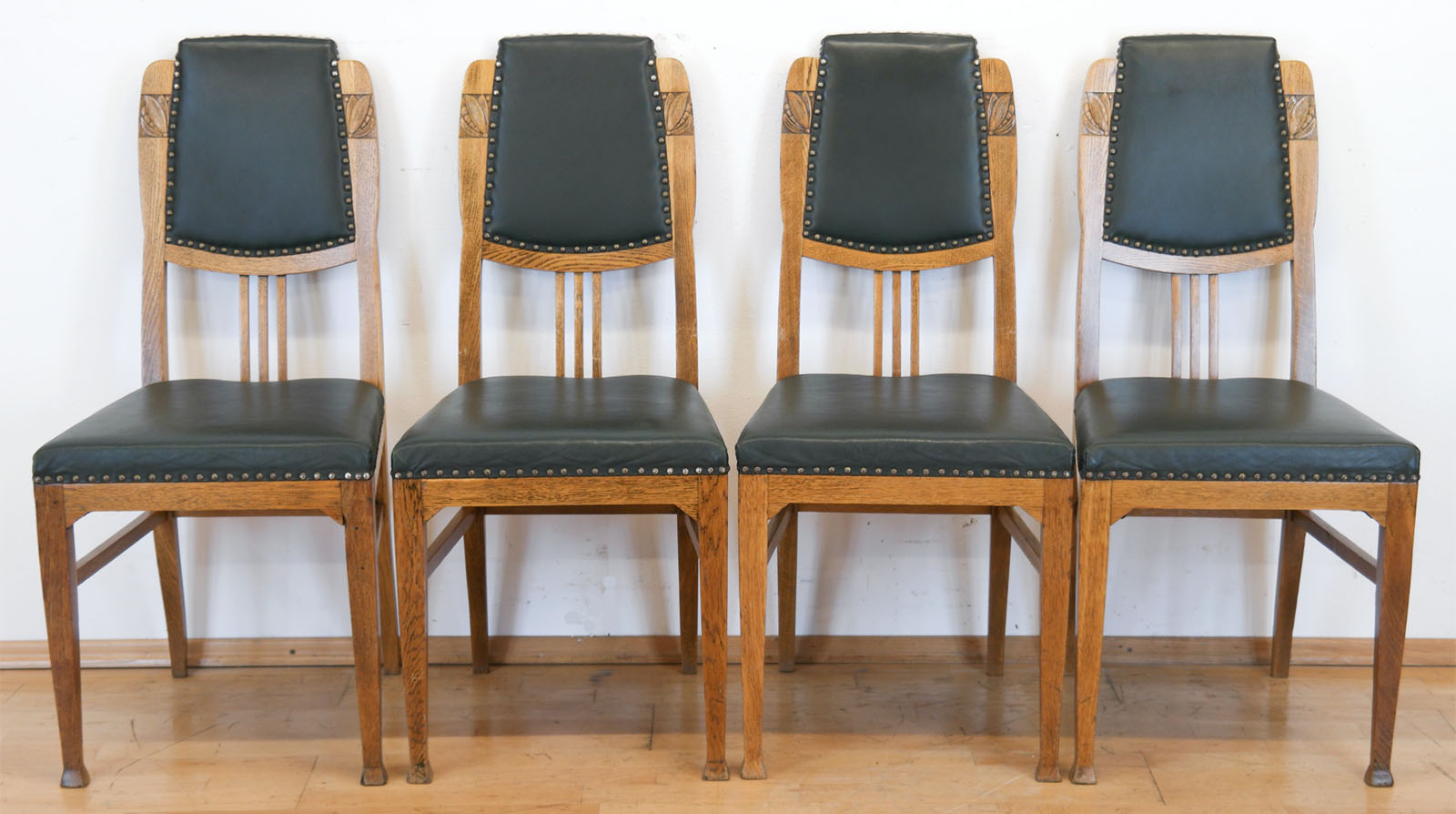 Jugendstil-Tisch mit 4 Stühlen, Eiche, Tisch mit beidseitig 2 ausziehbaren Platten, 80x125/225x90 c