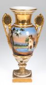 Biedermeier-Amphorenvase, beidseitig bemalt mit figürlicher bzw. Landschaftsszene, reiche Goldstaff