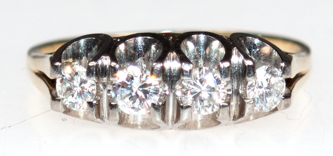 Brillant-Ring, 585er GG/WG, in Reihe besetzt mit 4 Brillante von zus. ca. 0,44 ct. von guter Qualit