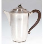 Kaffeekanne, Schweden 1949, Silber, punziert, 349 g, Holzhenkel, Blüte als Deckelbekröung, H. 17 cm