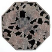Untersetzer, Japan, 998er Silber mit schwarzer Füllung, achteckig, durchbrochen gearbeitet, Dm. 13,