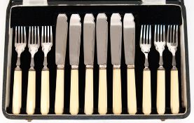 Art Deco-Besteck, England, EPNS, dabei 6 Gabeln und 6 Messer, Bakelit-Griffe in Beinoptik, im Etui