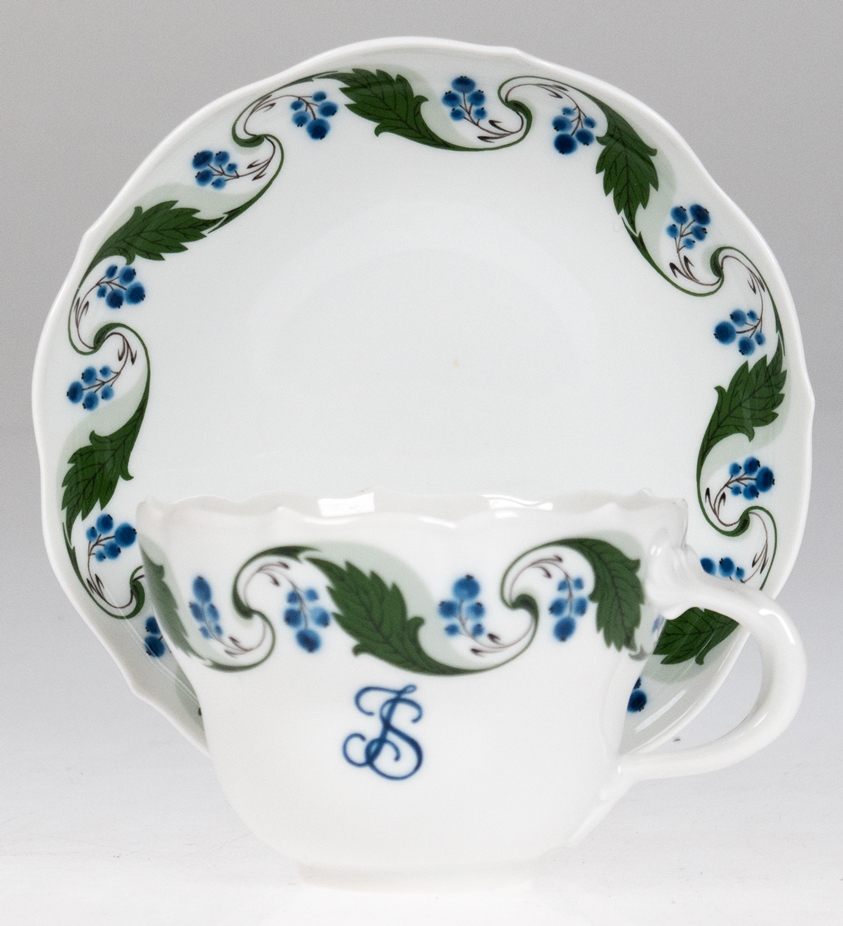 Große Meissen-Tasse mit UT, Mahonienranke, Neuer Ausschnitt, Tasse mit Monogramm "I(J)S", 1. Wahl,