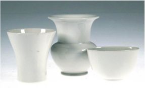 Konvolut 3 KPM-Vasen, weiß, unterschiedliche Formen, H. 5 bis 10 cm