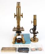 2 div. Mikroskope mit versch. Einsätzen und Buch, Mikroskop "E. Leitz Wetzlar", 19. Jh., massives M