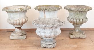 4 Blumenkübel in Amphorenform, Steinguß, beschädigt, 1x ohne Untersatz, H. 40 cm, Dm. 40 cm