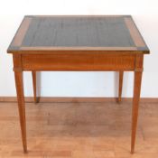 Biedermeier-Tisch, Birke, Platte z.T. ebonisiert, auf 4 spitzen Beinen, Platte gerissen, 75x83x83 c