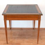 Biedermeier-Tisch, Birke, Platte z.T. ebonisiert, auf 4 spitzen Beinen, Platte gerissen, 75x83x83 c