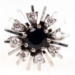 Brillant-Saphir-Ring, 585er WG, strahlenförmiger Ringkopf ausgefaßt mit 1 rund facettiertem Saphir