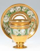 Meissen-Ziertasse mit UT, Knaufschwerter 1850-1924,  umlaufende Kante mit weißen Rosen auf goldenem