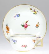 Meißen-Teetasse mit UT, Knaufzeit (1850-1924), Streublümchen mit Goldrand, Tasse mit eckigem Henkel