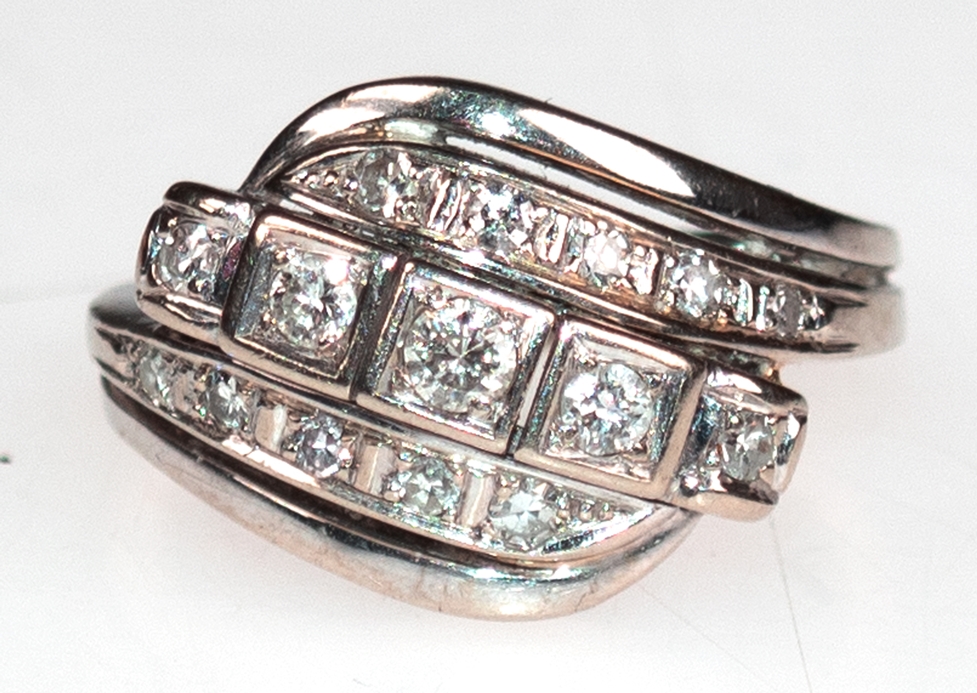 Brillant-Ring, 585er WG, besetzt mit 15 Brillanten von zus. ca. 0,35 ct., Ges.-Gew. 6,74 g, RG 53
