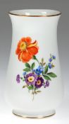Meissen-Vase, Bunte Blume 3 mit Goldrändern, blaue Schwertermarke mit 2 Schleifstrichen, H. 10,8 cm