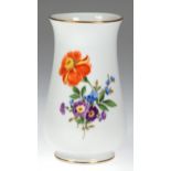 Meissen-Vase, Bunte Blume 3 mit Goldrändern, blaue Schwertermarke mit 2 Schleifstrichen, H. 10,8 cm