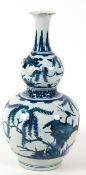 Große Kalebassen-Vase, China, ungemarkt, umlaufende florale Blaumalerei auf hellem Grund, H. 41,5 c
